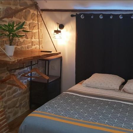 Апартаменты Atypical Flat Шарлевиль-Мезьер Экстерьер фото